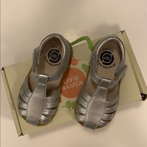 NWT Lucien & Luca silver sandal